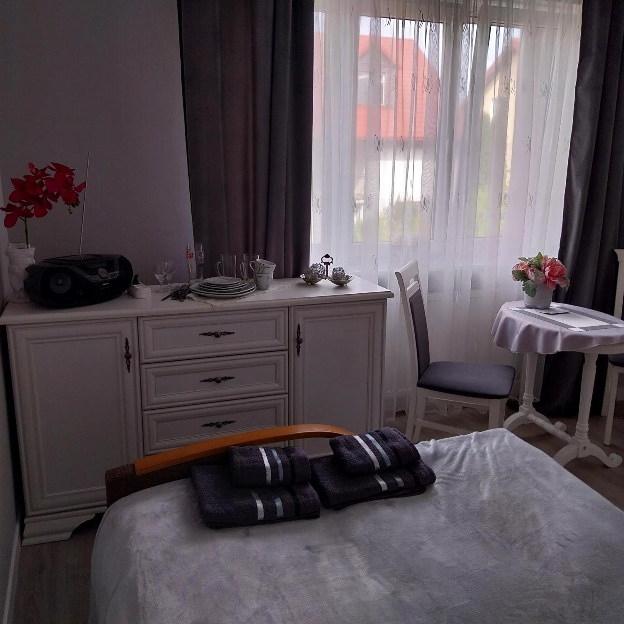 Pokoje Goscinne Slupy Olsztyn - Parking Chambre photo